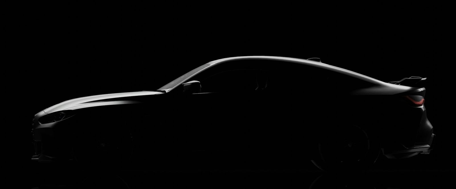 Silueta de un coche deportivo en un estudio oscuro
